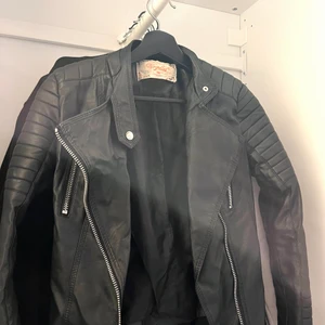 Chiquelle skinnjacka - Chiquelle skinnjacka svart. Använd men varsamt och därför i väldigt bra skick. Har den i storlek 36 men passar storlek 34 också. Nypris 699kr 
