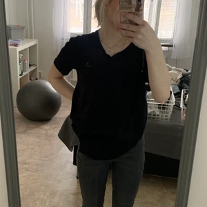 Gant tröja  - Säljer min gant tröja då den är för stor för mig,helt vanlig svart t-shirt,inga skador eller liknande 