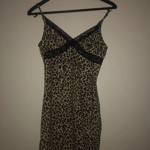 Klänning - Klänning! Köparen står för frakten 