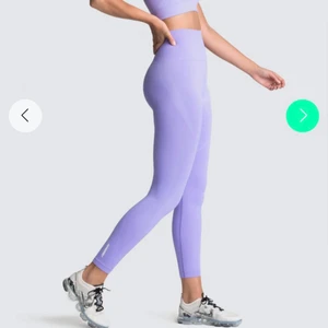 Doyoueven tights - Blir tyvärr tvungen att sälja mina favorit tights från doyoueven då de tyvärr blivit för små för mig nu.🥺      Byxorna är i en sjukt fin lila/ lavendel färg och sitter perfekt, tycker särskilt mycket om midjebandet.              Nypris: 600kr+ en hel del tull, men säljer de för halva priset då loggorna tyvärr blivit lite spruckna, vilket är synd men tycker ändå de är sjukt snygga🥰🥰.                               Tightsen är små i storlek så skulle säga att de sitter mer som en XS!