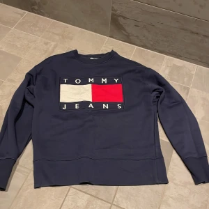 Tommy hilfigier  - Detta är en Tommy hilfigier tröja som är använd få gånger. Den är i fint skick. Den är i storlek small. Och jag kmr sälja den för 200 kr exklusive frakt.