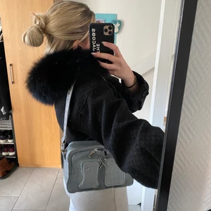 Núnoo väska - Säljer nu min älskade Nunoo väska, som passar perfekt nu till våren och sommaren. Ett extra band följer även med 💗 köptes för 1800 kr och säljer för 500💕