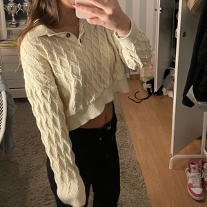 tröja från Mango!! - Väldigt populär tröja ifrån Mango! Storlek xs använd endast 2 gånger varav därför jag säljer. Passar även XXS-S. Nypris 200