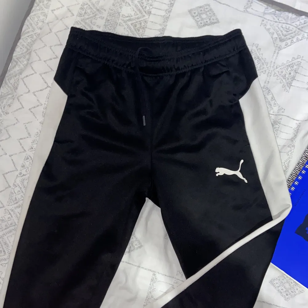 Sweatpant blck and white. Size S. Fits very well and nixe when you have it on!! In perfect conditions. Bought it for 399 from stadium🤍. Jeans & Byxor.