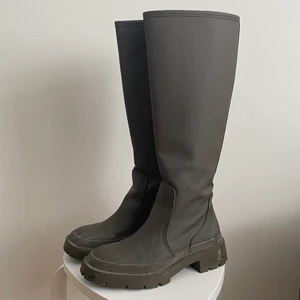 Boots - Boots/stövlar från zara. Storlek 39. Använda en gång. Lite dammiga men det tvättar jag bort vid köp!