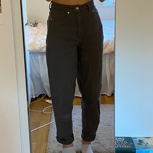 Grå mom jeans - De behövs strykas men är annars i bra skick. Kommer stryka dem innan jag skickar dem. Har vikt upp de lite på bilderna så de är lite för långa för mig, jag är 161,5cm!