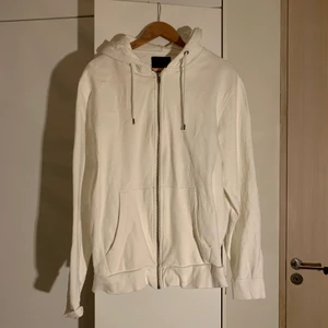 Huvtröja - En vit zip-up hoodie i perfekt skick, endast använd fåtal gånger :)