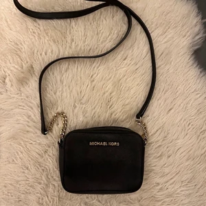 Michael kors väska  - Michael kors väska liten perfekt storlek i fint skick 