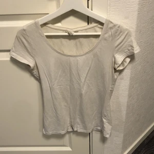 Basic vit t-shirt  - En basic vit t-shirt från HM, bra skick. Frakt tillkommer 