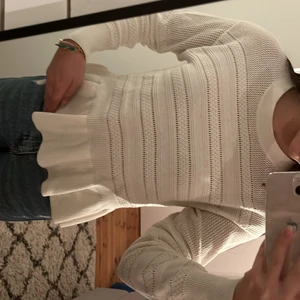 Vit stickad tröja - Superfin stickad tröja som jag aldrig använt eftersom jag beställde två storlekar och aldrig lämnade tillbaka den andra💝 prislapparna är kvar!! Och nypriset var 300kr