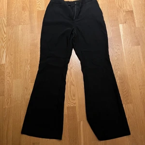 Utsvängda kostymbyxor från nelly - Säljer TVÅ par utsvängda kostymbyxor från Nelly med slits längst ner. Ena är storlek 38, andra 42. Frakt inkluderad i priset. De säljs var för sig så priset är för ett par. 