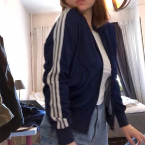 VINTAGE ADIDAS - SSÅÅÅ cool retro Adidas sip up!! Storleken står inte men skulle gissa på M då jag är det och den passar mig ❤️