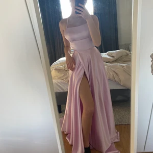 Balklänning - Balklänningen jag skulle ha haft på mig på min bal för 2 år sedan men som aldrig blev av, därav är klänningen aldrig använd. Väldigt lång så passar bra med klackar. Den har även ett litet ”släp” som dock enkelt går att ta bort om man så vill.💕 justerbar storlek men skräddarsydd efter mig som brukar ha xs/S. Kan skicka fler mått och bilder vid intresse. Minns tyvärr inte vart den är köpt men nypriset låg på ca 1300. Lila/rosa färg. Buda från 500 eller köp direkt för 700💕