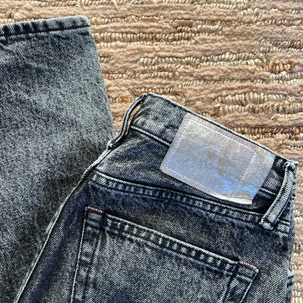 Supersnygga grå acnejeans i modellen 1997 med lagom rak passform. Sitter ungefär som en 34/36 i exempelvis zara-storlek. Ca 2000kr orginalpris och superskick . Jeans & Byxor.