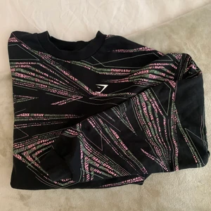 Gymshark oversized sweatshirt  - (Båda bilderna lånade) säljer deras slutsålda sweatshirt som jag köpte i höstas men tyvärr aldrig kommit till användning, den är alltså helt ny! Storleken är M och den sitter som på modellen på bilden. Nypris 449:- 💞 köparen står för frakten!