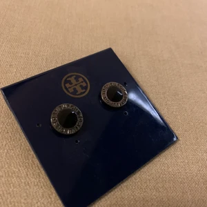 Tory Burch - Örhängen ifrån tory burch. Saknar pluppen bak