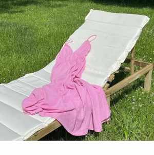 Rosa klänning - Funderar på att sälja min fina rosa klänning från Gina! Sååå fin men kommer aldrig till användning, endast använd en gång. Eftersom jag är osäker på att sälja så säljer jag endast vid bra bud. (Lånade bilder)