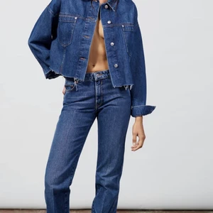 Zara jeans - Säljer ett par helt nya zara jeans då de är för små. Är 177cm och de går hela vägen ner till golvet. Köparen står för frakten (66kr), skriv för fler bilder❣️