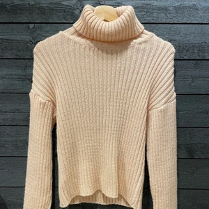 Stickad tröja  - Ljusrosa stickad polo från NA-KD. Knappt använd storlek XS!