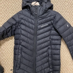 Peak Performance jacka  - Peak Performance jacka! Funkar bra både vår, höst och vinter. Kommer tyvärr inte till användning längre men i bra skick. Storlek XS! Nypris 2800