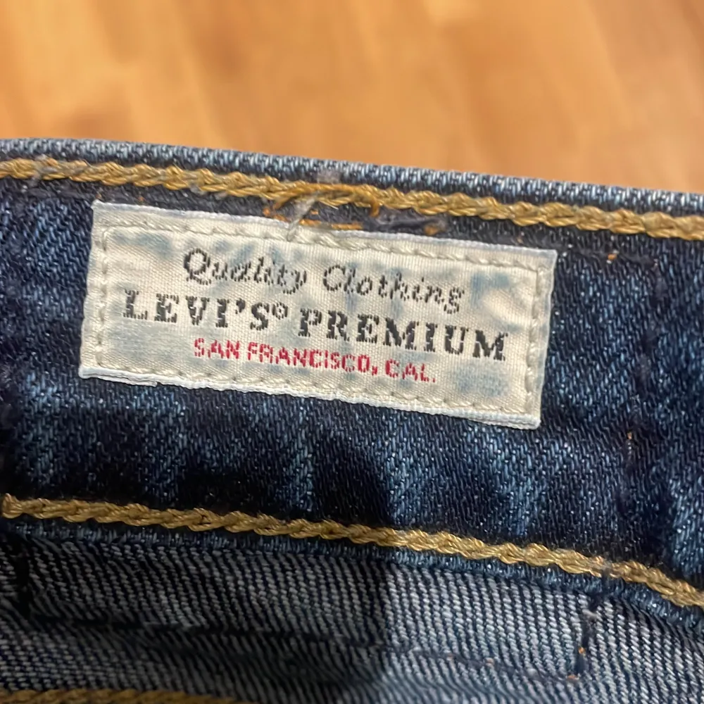 Jätte fina Levis jeans i storlek 26, jag är 175cm och de passar jättebra. Går jätte bra o klippa dom nere så de blir korta😍. Jeans & Byxor.