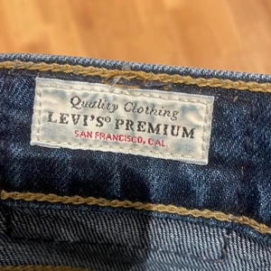 Levi’s jeans i 26 - Jätte fina Levis jeans i storlek 26, jag är 175cm och de passar jättebra. Går jätte bra o klippa dom nere så de blir korta😍