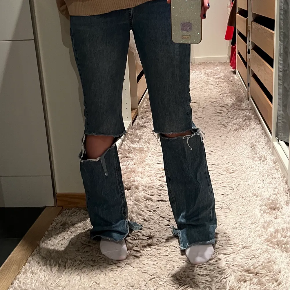 Säljer dessa jättesnygga pull and bear jeansen i mycket bra skick! Sitter perfekt i längden på mig och jag är ungefär 165❤️. Jeans & Byxor.