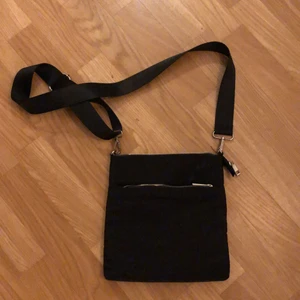 axelremsväska  - helt oanvänd axelrems väska! blir din för 130kr köparen står för frakt 💚