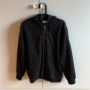 Weekday zip hoodie - Säljer en weekday zip hoodie i färgen svart som är använd 1 gång. 