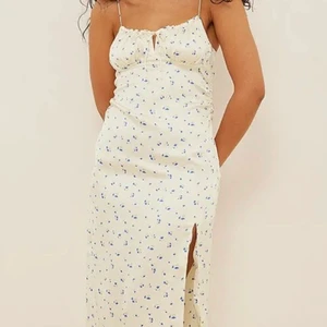 Klänning NA-KD X Sanna Jörnvik - Den här jättefina klänningen från Sanna Jörnviks kollektion på NA-KD, den är helt slutsåld på hemsidan. Säljer då den var för liten🤍🌟