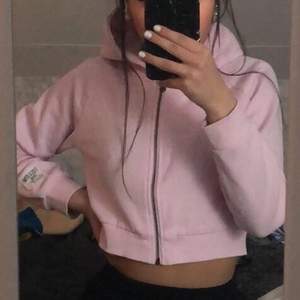 jätte söt rosa zip hoodie. i storlek 146 / 152  och skulle säga att den är som en xxs