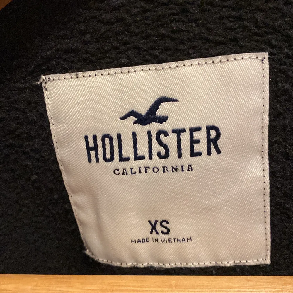 Säljer denna super fina tröja från hollister då den tyvärr inte kommer till användning längre, köpare står för frakt💞. Hoodies.
