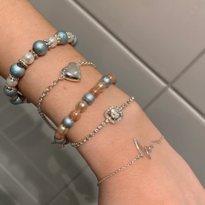 Armband - Alla är justerbara! Från olika märken så som snö och guldfynd🤍. Olika priser!