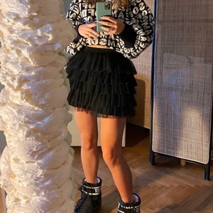 Stickad tröja - Säljer denna jättefina stickade tröja från HM. Knappt använd. (Första bilden är lånad). Hör av er vid frågor❣️❣️⭐️