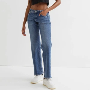 Flare jeans - Sjukt snygga flare lågmidjade jeans som är slutsålda i storleken 32. Prislappen kvar. Buda gärna 