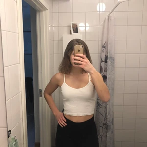 Vitt linne - Vanligt vitt linne som är croppat, köpt på second hand, använd ett fåtal gånger 