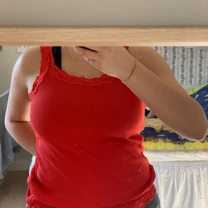 Rött linne  - Ett fint rött linne från märket rosebud i storlek L. I fin spets både vid kanterna. 