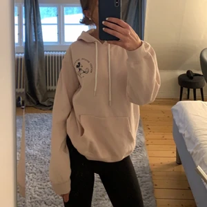 Rosa Hoodie - Säljer en ljusrosa Hoodie från H&M, använd få gånger. Musse Pigg fram och bak🤍 frakt tillkommer.