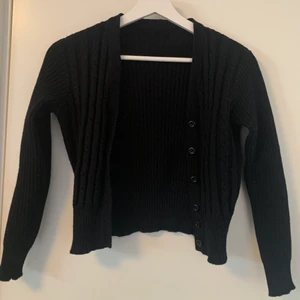 Svart kofta - En så söt liten svart kofta. Köpt secondhand så märket är oklart. Ca strl xs/s. Fraktar eller möts upp i Stockholm.