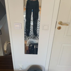 Straight leg - Säljer ett par svarta nästan oanvända straight leg jeans ifrån Bershka 