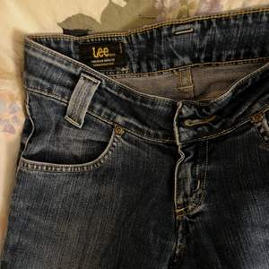 Jätte fina Lee jeans som är lågmidjade ,står ingen storlek men skulle säga att dem passar en xs .🥰