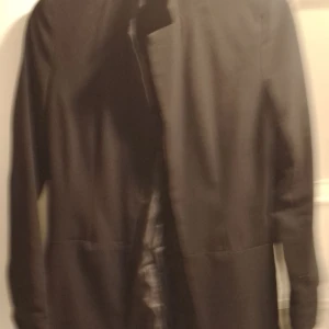 Kavaj  - Svart i färg storlek XS aldrig använd