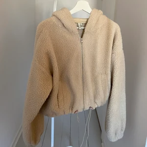 Teddy jacka från Nelly - Teddy jacka från Nelly🥰 perfekt inför våren och  sommaren!