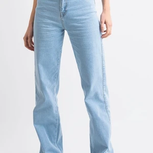 Madlady - Vida jeans, high waist stl 38 - Säljer mina blå jeans från Madlady i stl 38. Använd ett fåtal gånger. Sitter jättefint, bra passform.💕 Ny pris 549kr men säljer för 150kr + frakt tillkommer. Går även att mötas upp i Stockholm!🥰 Om stort intresse finns, buda i kommentarerna👍🏼💕 (Första bilden lånad från Madladys hemsida)
