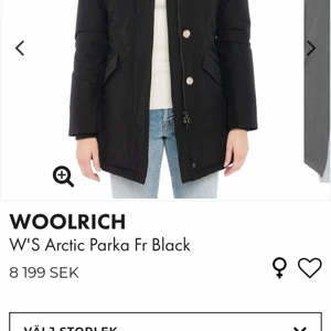 Woolrich arctic parka - kemtvättas! - Kemtvättad för 600 kr inför försäljning.  Storlek L men liten i storleken. Hon på bilden är en S/M . Men det beror på hur man vill att den ska sitta.  Man är självklart välkommen att komma och prova utan köpkrav!