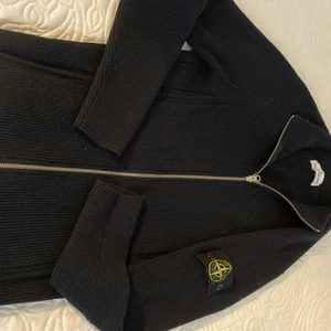 Stone Island kofta  - Jättefint skick, använd endast ett par gånger. Något liten i storleken. Finns på Södermalm.