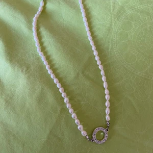 Pärlhalsband  - Sött pärlhalsband, påminner jättemycket om det trendiga Vivienne Westwood halsbandet som alla hade ett tag 🥰💓💖✨🌸 Går att reglera baktill, men ganska kort. Superfint skick, knappt använt då jag oftast inte använder halsband 🌷💞 Ej äkta pärlor. 