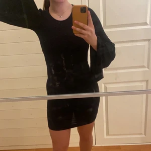 KLÄNNING! - Super fin vanlig svart klänning med lite fina detaljer på ärmerna. Andvänt ett par gånger men inget som är slitet osv. säljer för har ingen andväning till den längre.storleken är Xs men jag som är s/m kan ha den utan problem.