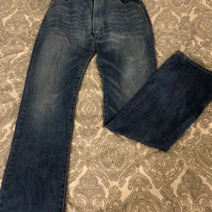 Lågmidjade diesel jeans - Ett par lågmidjade raka dieseljeans i mörkblå färg. Dem är lite för långa för mig som är 160cm. Jeansen är i storlek 29 det vill säga ungefär 36/38