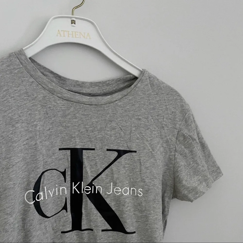 Fin t-shirt ifrån märket Calvin Klein som tyvärr inte kommer till användning längre. Kan mötas upp i Örebro eller frakta spårbart för 66kr (fraktkostnaden ingår inte i priset). Tveka inte att höra av dig om du har några frågor eller funderingar samt önskar fler bilder 🤍. T-shirts.